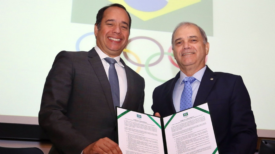 Brazilian Sports Minister Leandro Cruz, left, and COB President Paulo Wanderley, right, pose with the commitment document ©Francisco Medeiros/Ministry of Sport