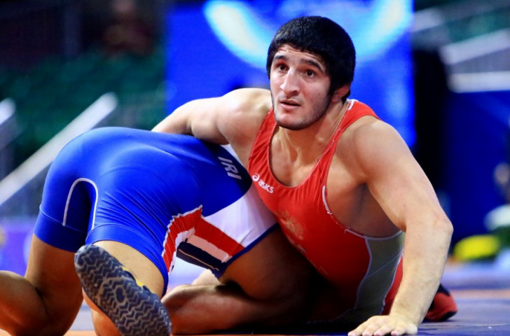 Russia's Abdulrashid Sadulaev successfully defended his men's freestyle 86kg crown