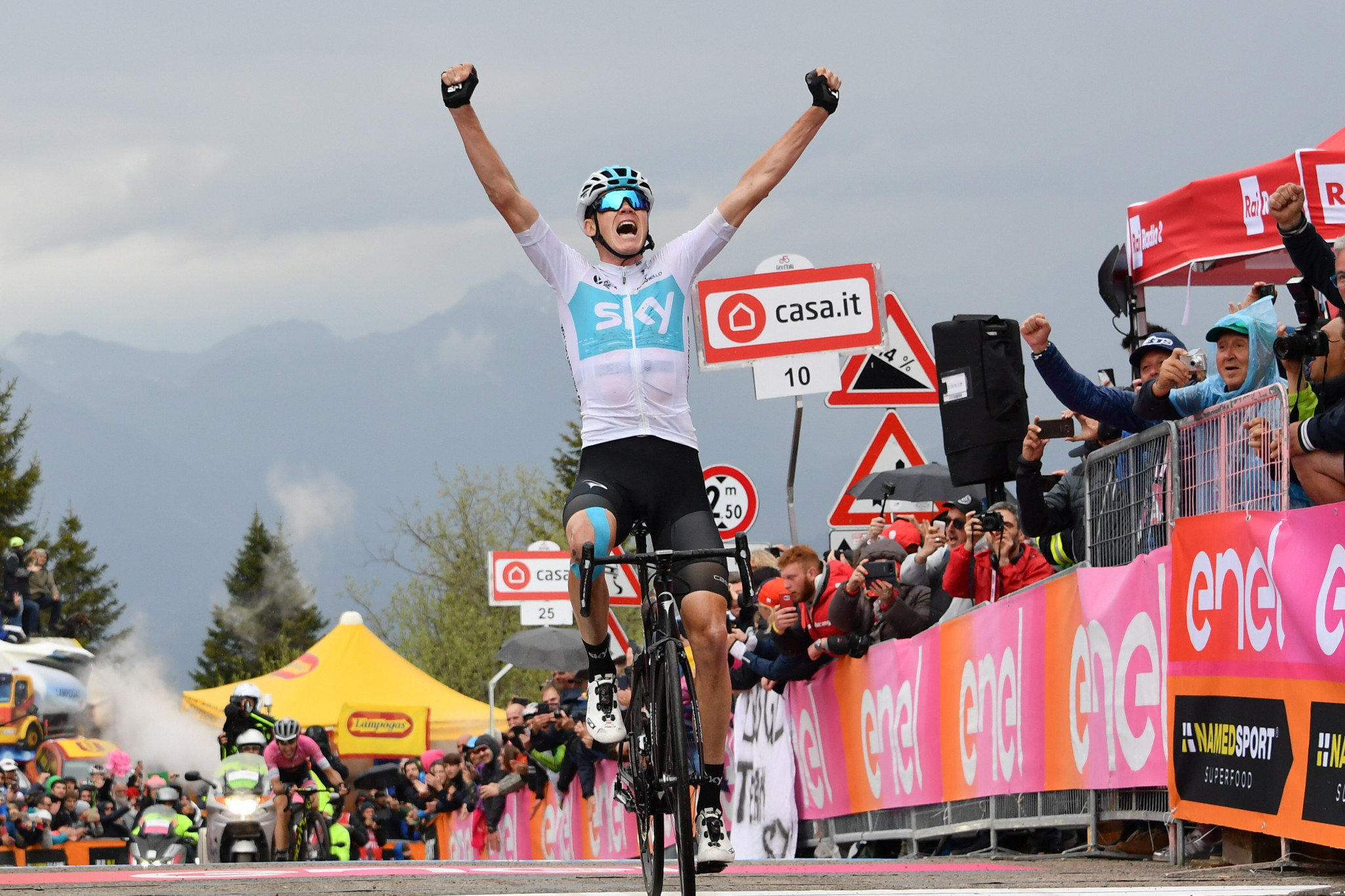 Froome finds form on Monte Zoncolan to claim stage win as Yates extends Giro d’Italia race lead