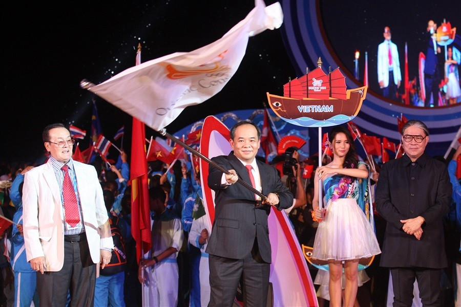 Le Khanh Hai, Vietnamese Deputy Minister of Culture, Sports and Tourism, receives the OCA flag at the Closing Ceremony of the 2014 Asian Beach Games in Phuket ©OCA