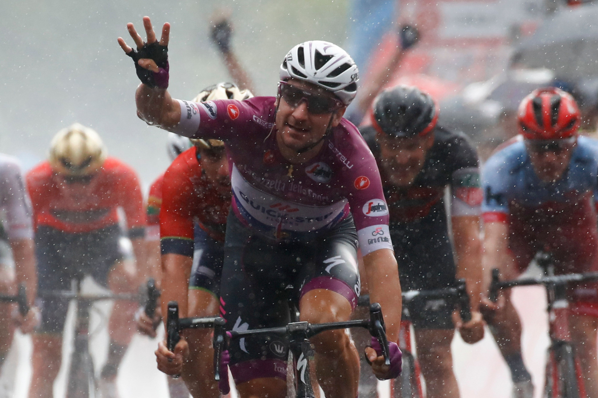 Viviani sprints to fourth stage win at rainy Giro d'Italia 