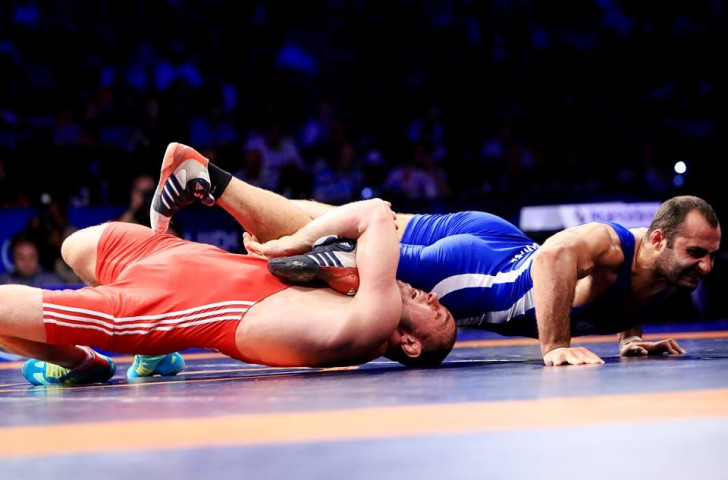 Azerbaijan's Khetag Gazumov beat Georgia's Elizbar Odikadze to men's freestyle 97kg bronze ©Martin Gabor/UWW