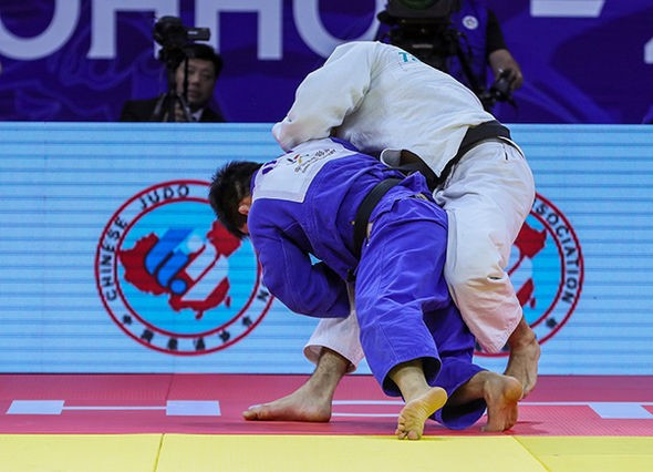 Japan's Takeshi Sasaki stunned Olympic champion Khasan Khalmurzaev of Russia to clinch the men's under-81 kilograms title ©IJF