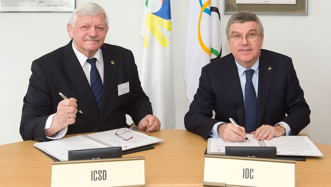 Valery Rukhledev, left, signing a MoU with IOC President Thomas Bach in 2016 ©IOC