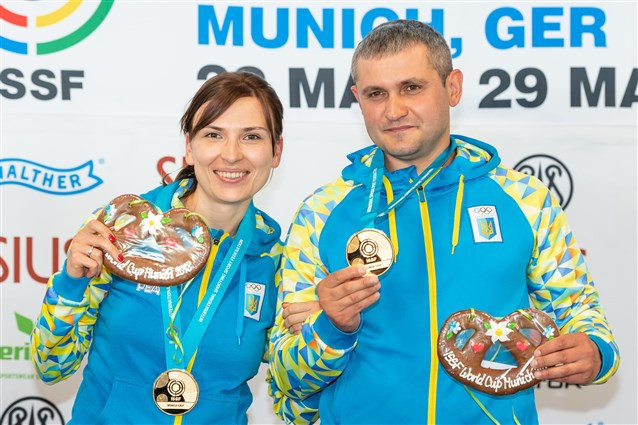 Ukraine’s Olena Kostevych and Oleh Omelchuk won the 10m air pistol mixed team event ©ISSF