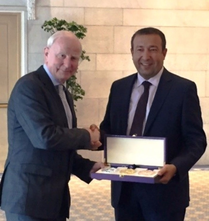 EOC President Patrick Hickey receiving a ceremonial Baku 2015 medal during the debrief meeting from Elchin Safarov, an official from the Azerbaiijan Ministry of Youth and Sport ©EOC