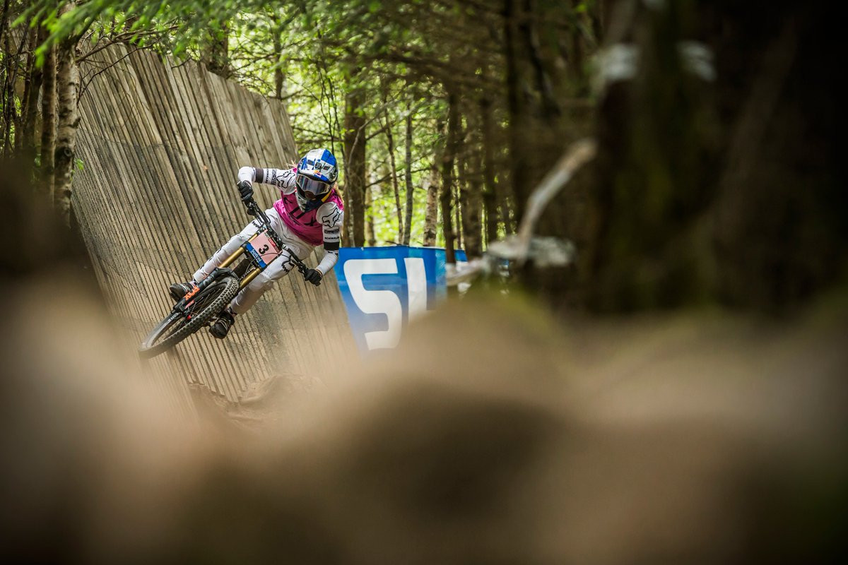 Seagrave banishes qualification demons with victory in women's final at UCI Mountain Bike World Cup