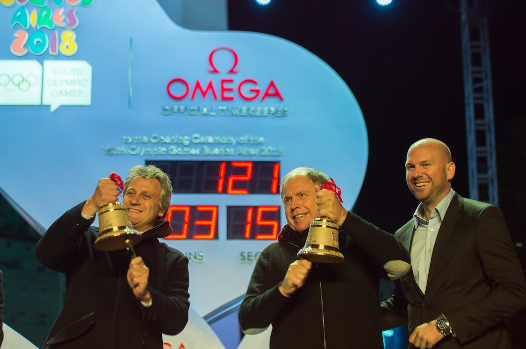 Gerardo Werthein, centre, was among guests to ring last-lap bells at the event  ©IOC