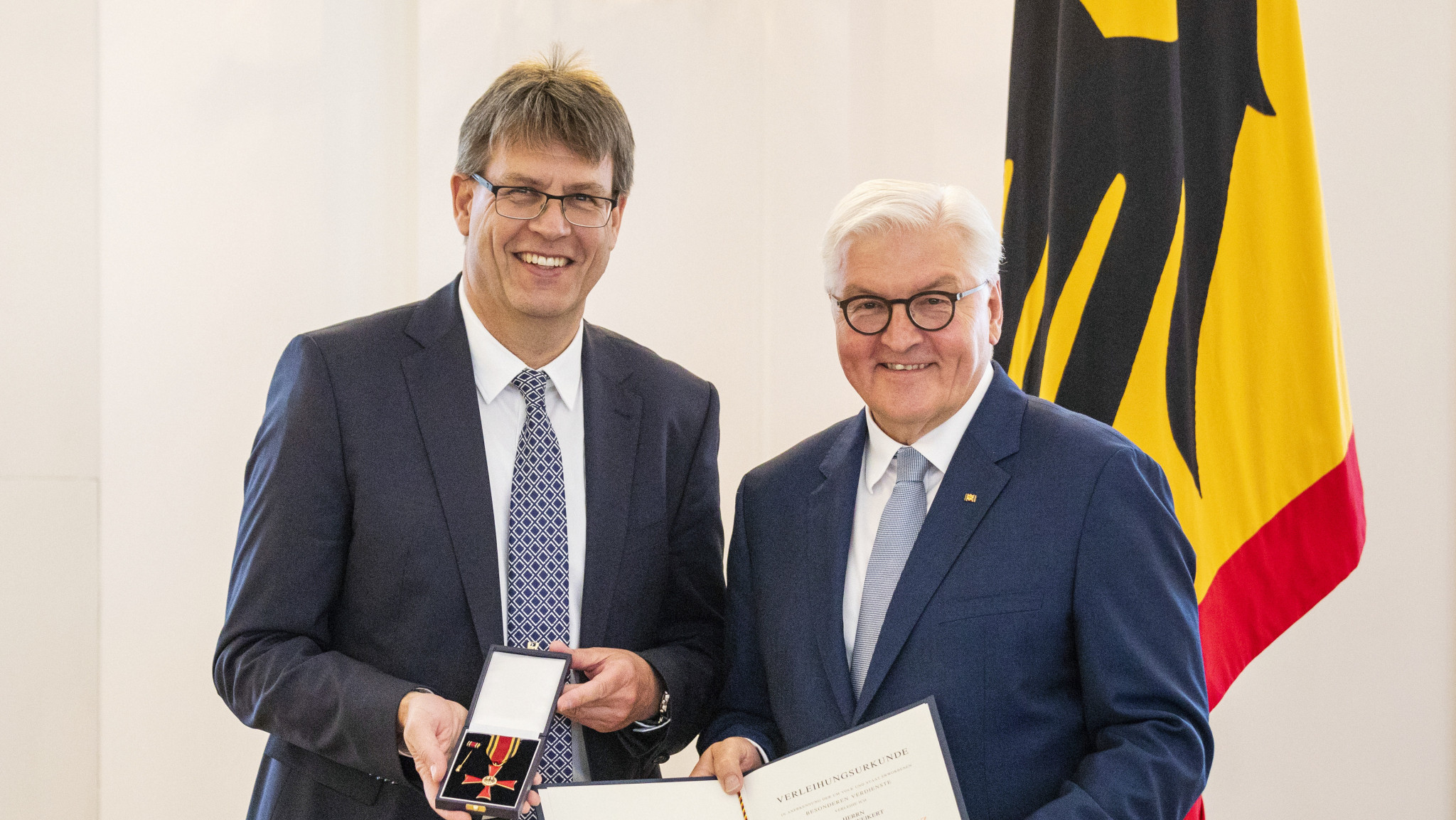 Thomas Weikert, left, received the special award from Frank-Walter Steinmeier ©ITTF