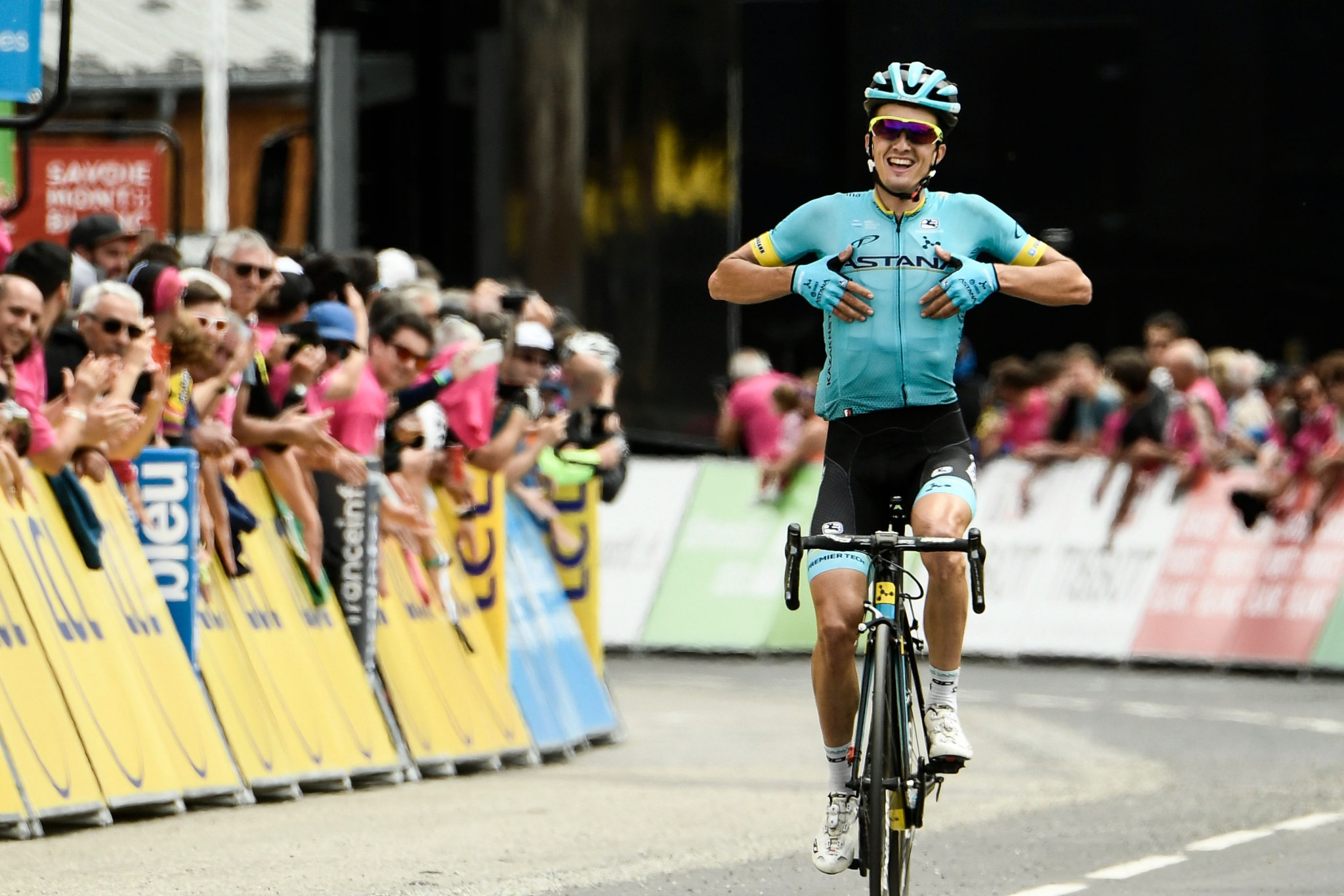 Bilbao takes Critérium du Dauphiné stage win as Thomas closes on overall crown