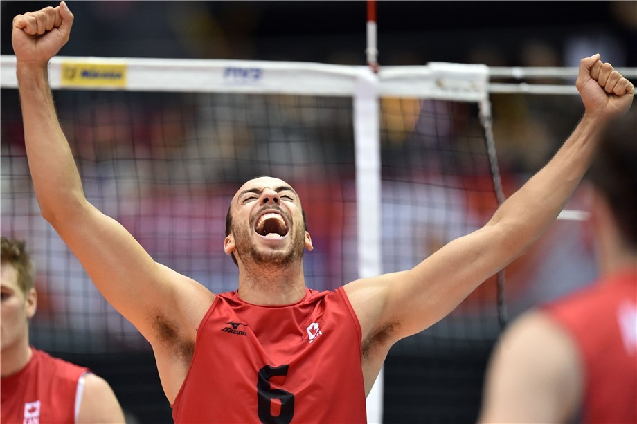 Canada won a thrilling five-set battle with Australia to win their first game of the tournament ©FIVB