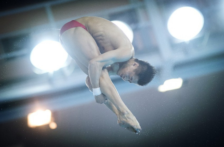 Two errors in the men's 10m platform cost China's Yang Jian gold at the FINA Diving World Cup in Wuhan - but he got serenaded by the crowd on his 24th birthday ©FINA