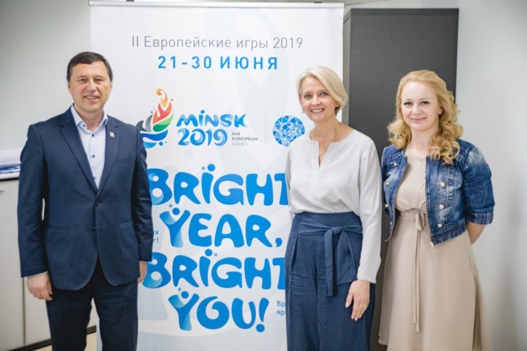 Mari Holloway, centre, met with Minsk 2019 chief executive George Katulin, left ©Minsk 2019