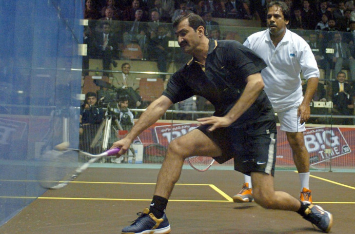 
Jahangir Khan (right) playing an exhibition match in 2005 against the fellow countryman who eventually succeeded him as world champion, Jansher Khan ©Getty Images