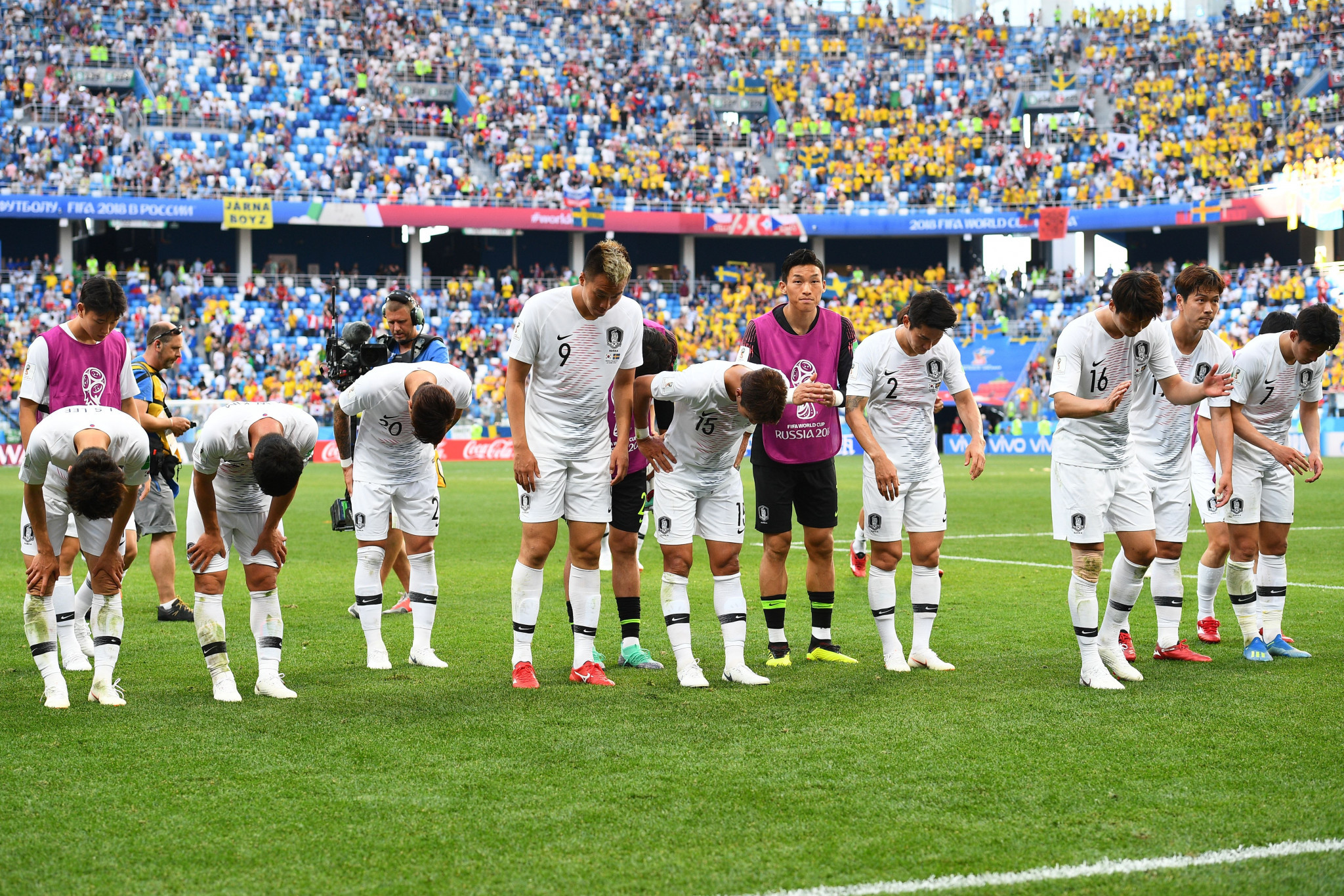 South Korean players bow to fans following their defeat ©Getty Images