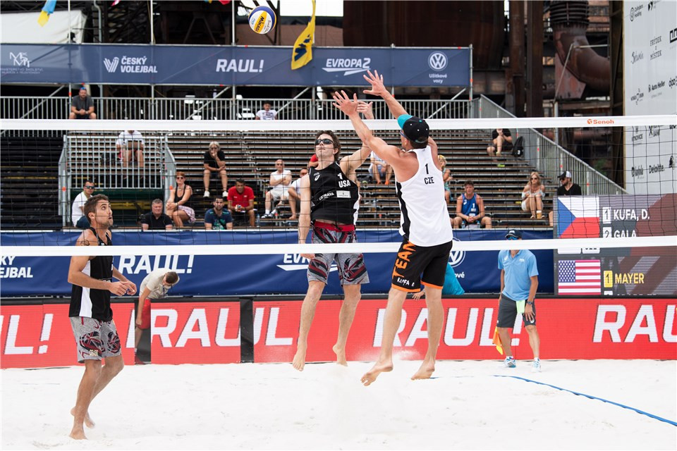 Americans John Mayer and Trevor Crabb won the game of the day in the men's qualiying, beating the Czech pair of David Kufa and Jakub Gala in three sets at the FIVB World Tour event in Ostrava ©FIVB