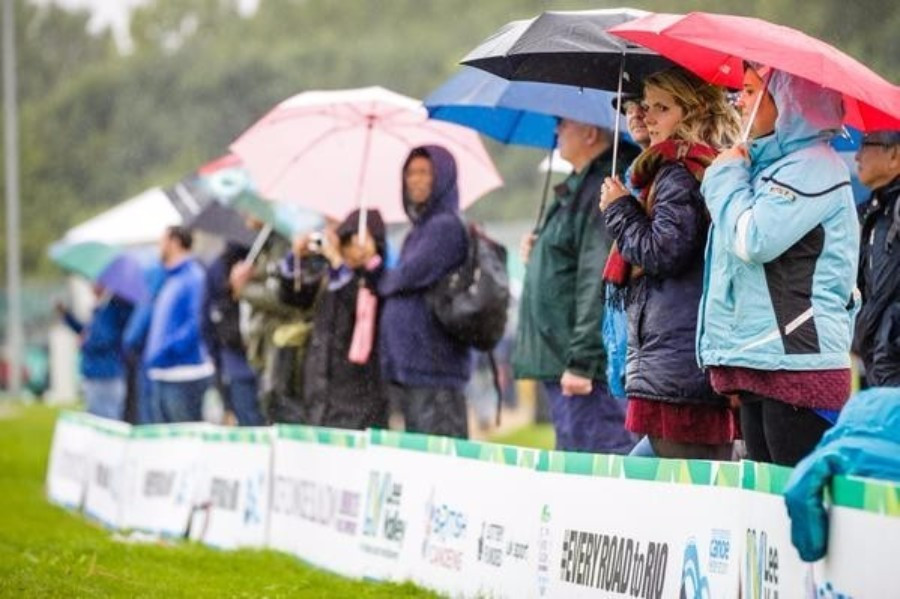 Spectators were forced to shield themselves from torrential rain ©Twitter