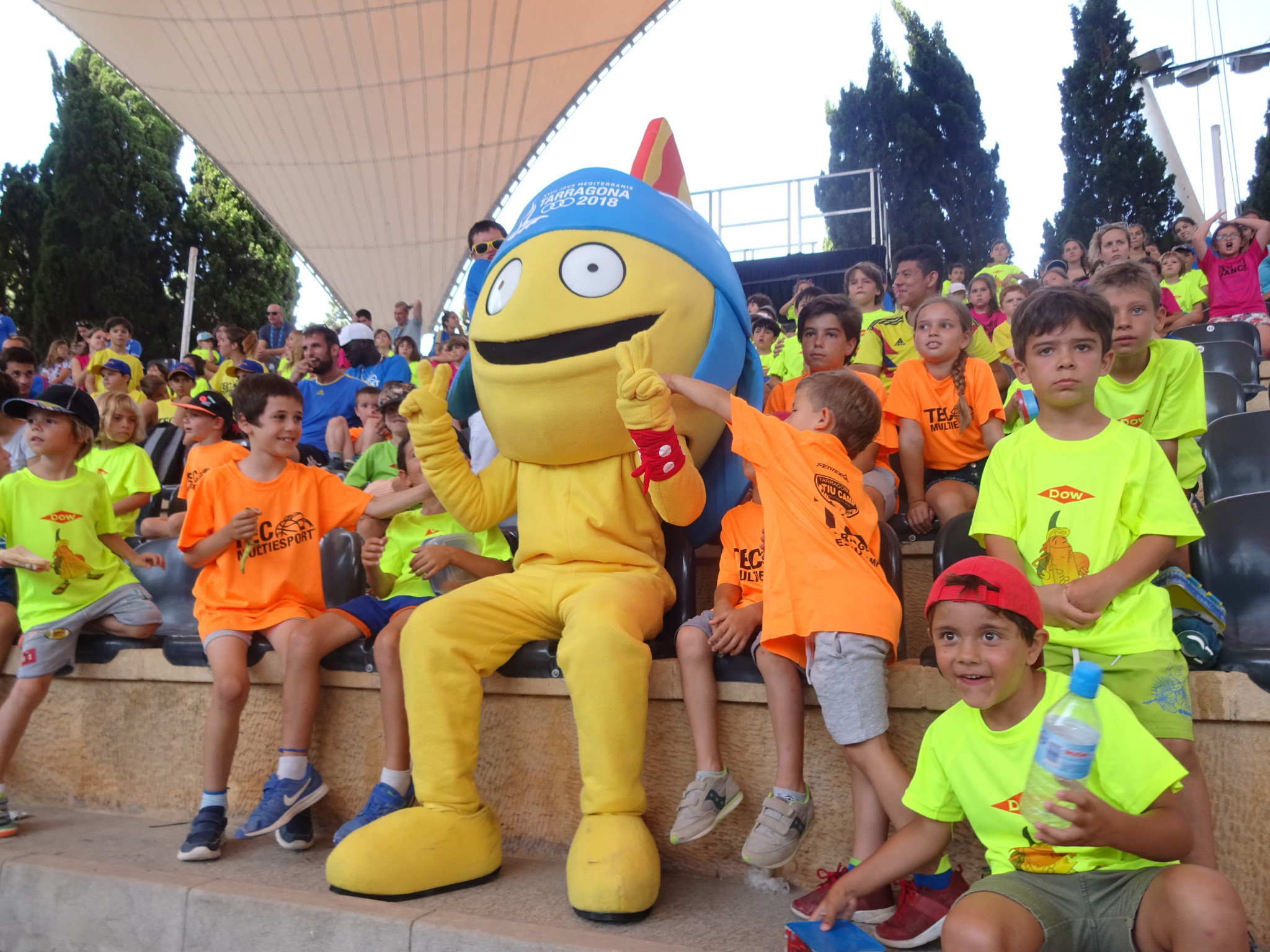 Tarragona 2018 mascot Tarracus was a popular visitor at the 3x3 basketball ©ITG