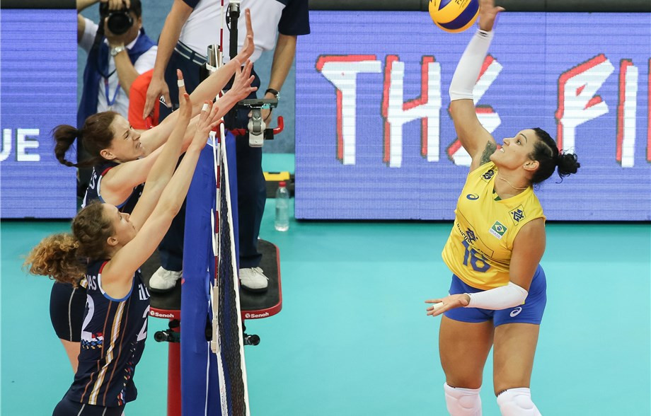 Brazil beat The Netherlands in straight sets in Group A ©FIVB