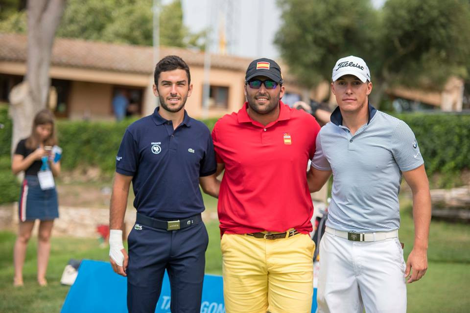 Spain's Mario Galiano, centre, claimed the gold medal in the men's golf tournament at the Mediterranean Games ©Tarragona 2018  