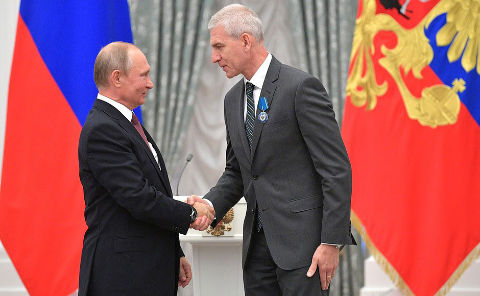 Oleg Matytsin, right, was honoured by Russian President Vladimir Putin ©FISU