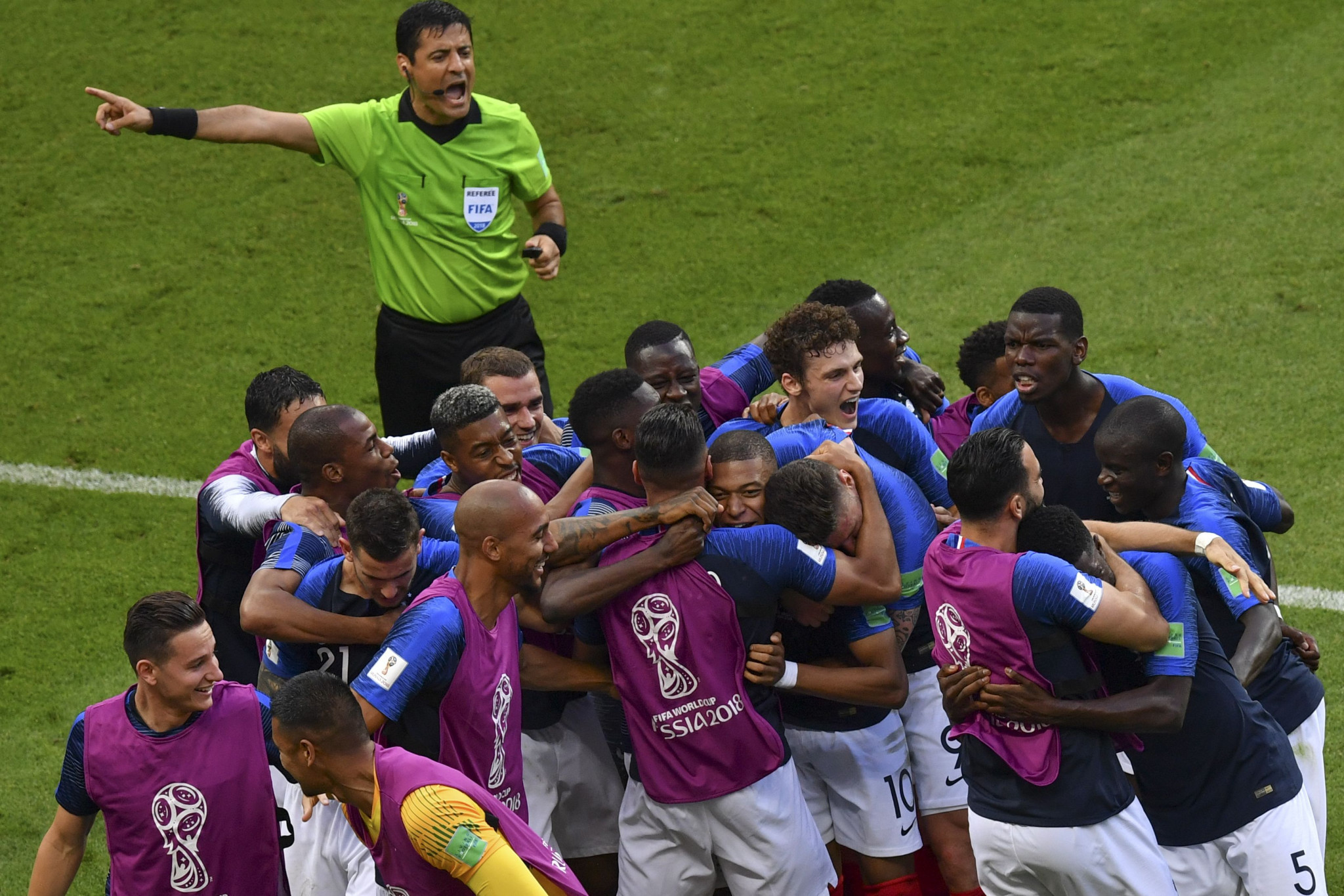 France's entire squad celebrate together as they beat Argentina ©Getty Images