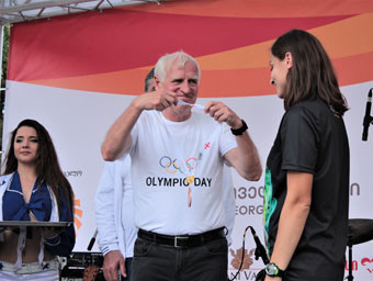 Niels Nygaard, left, was among those to honour Georgian Olympians ©EOC