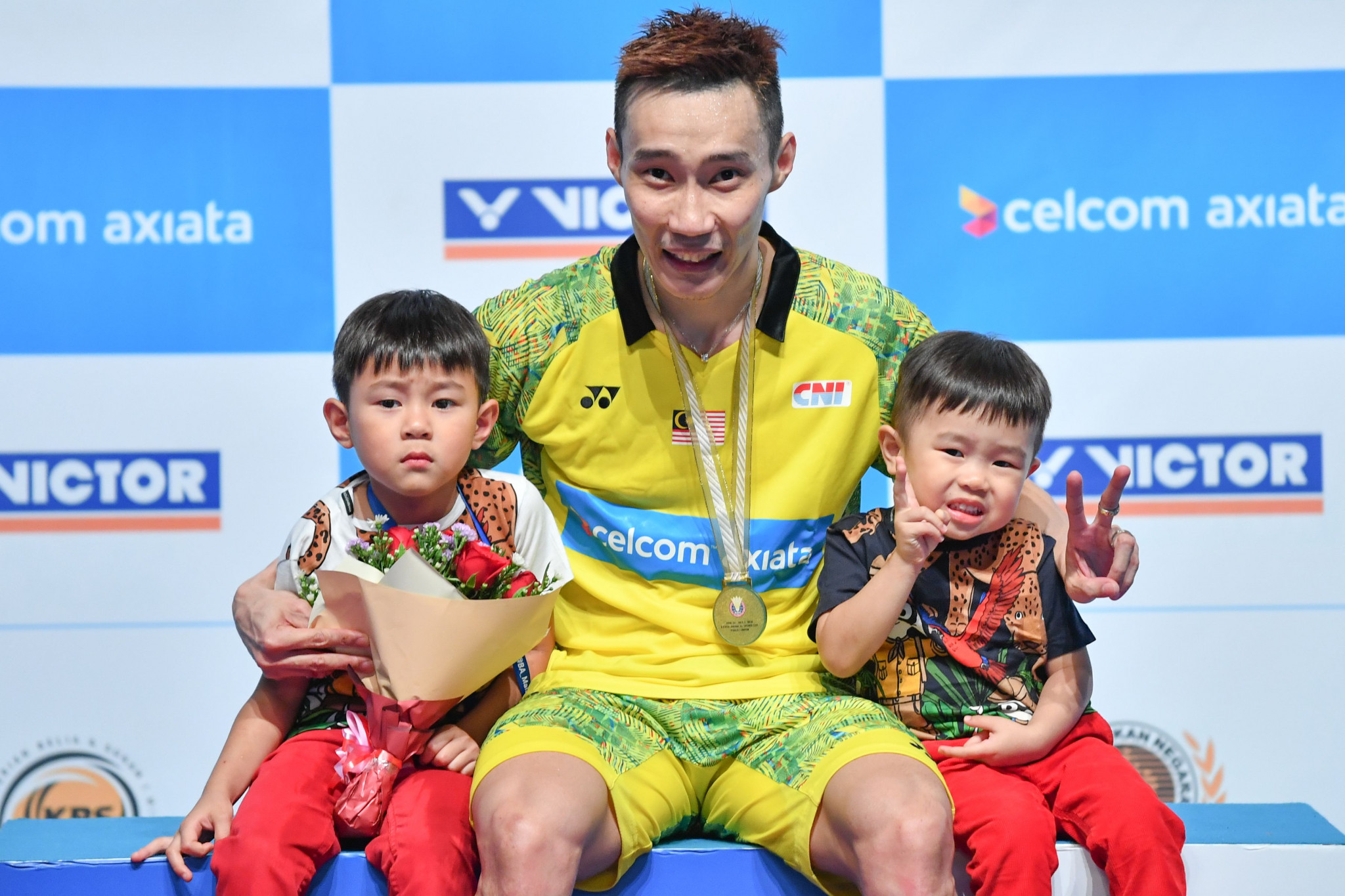 Lee Chong Wei celebrates his win with his sons ©Getty Images