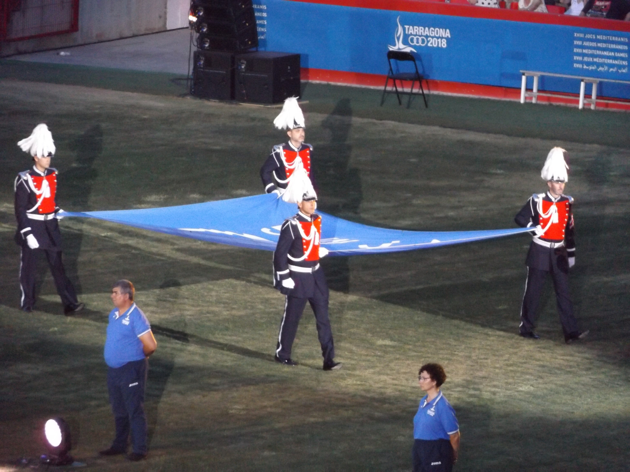 The Guardia Urbana de Gala carried the flag while music specially composed for Tarragona 2018 was played ©ITG