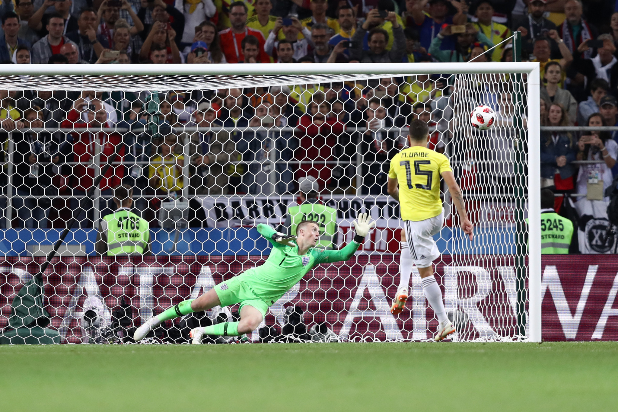 Mateus Uribe hit the bar with Colombia's fourth penalty after Jordan Henderson saw his effort saved ©Getty Images