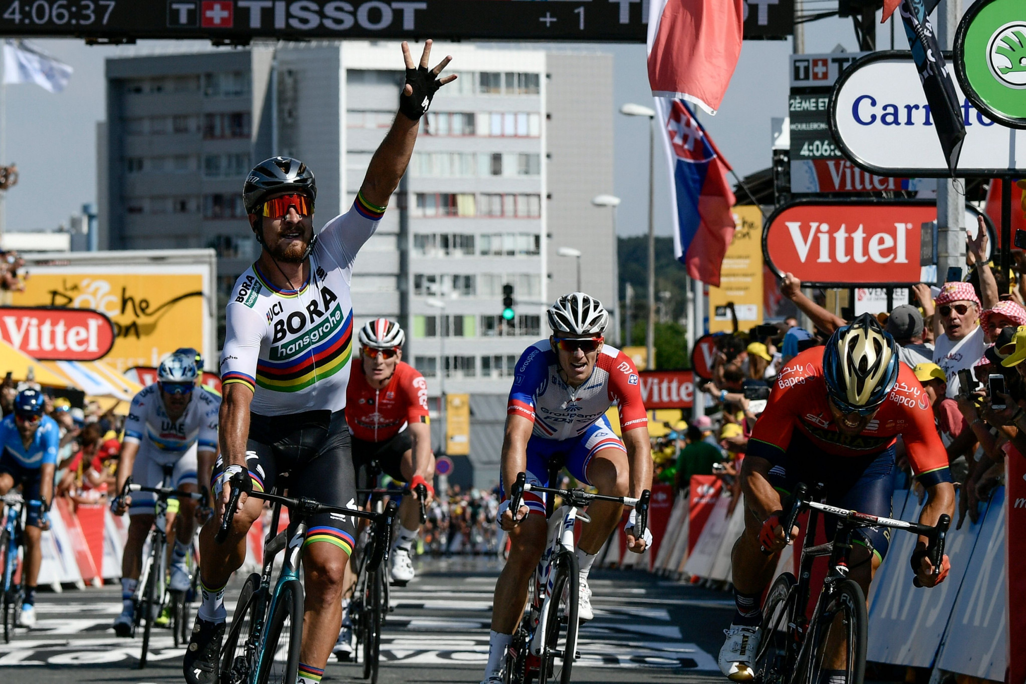 Sagan wins reduced sprint on stage two to take Tour de France yellow jersey