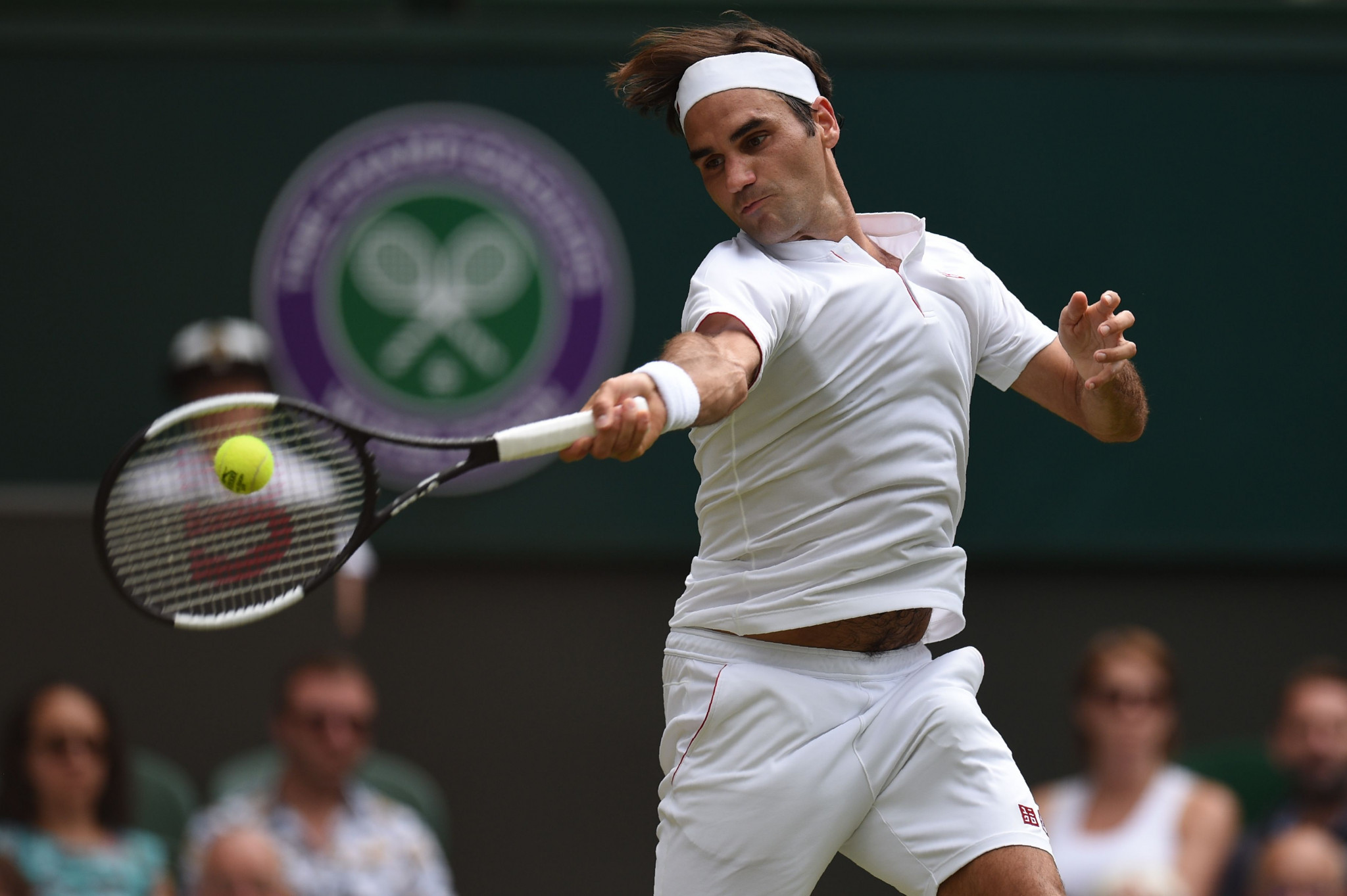 Federer breezes through on manic day at Wimbledon