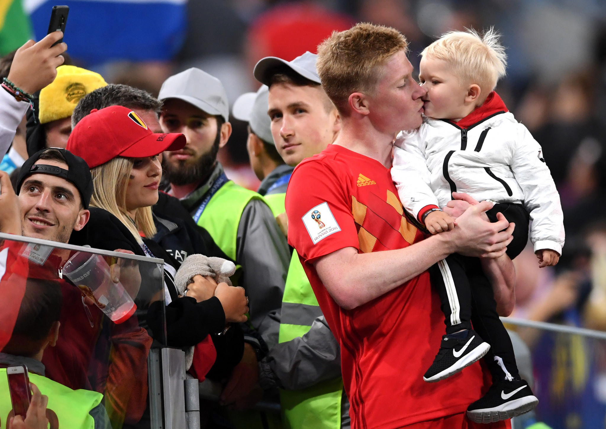 Kevin de Bruyne commiserates with his son following Belgium's defeat ©Getty Images