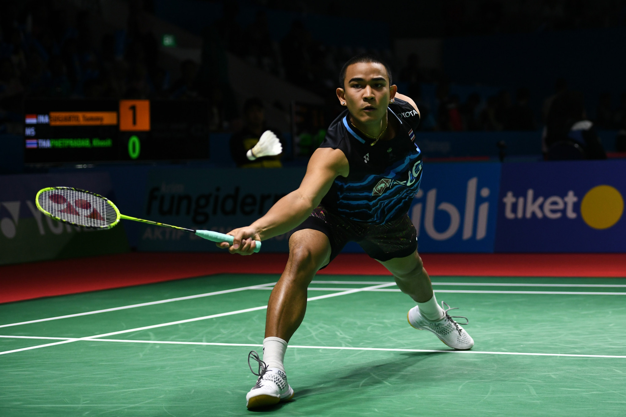 Three home players reach last eight of men's draw at BWF Thailand Open