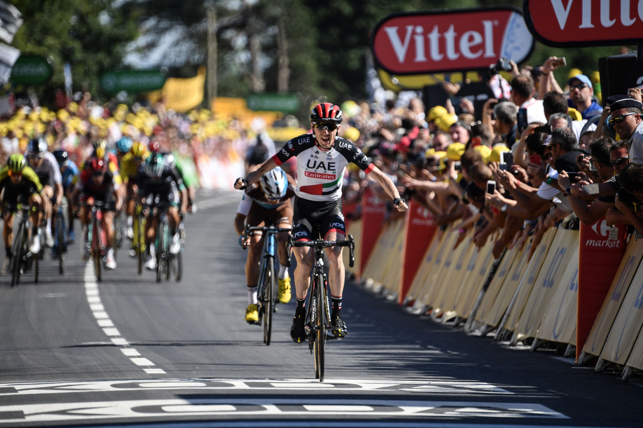 Martin wins Tour de France stage six on the Mûr-de-Bretagne