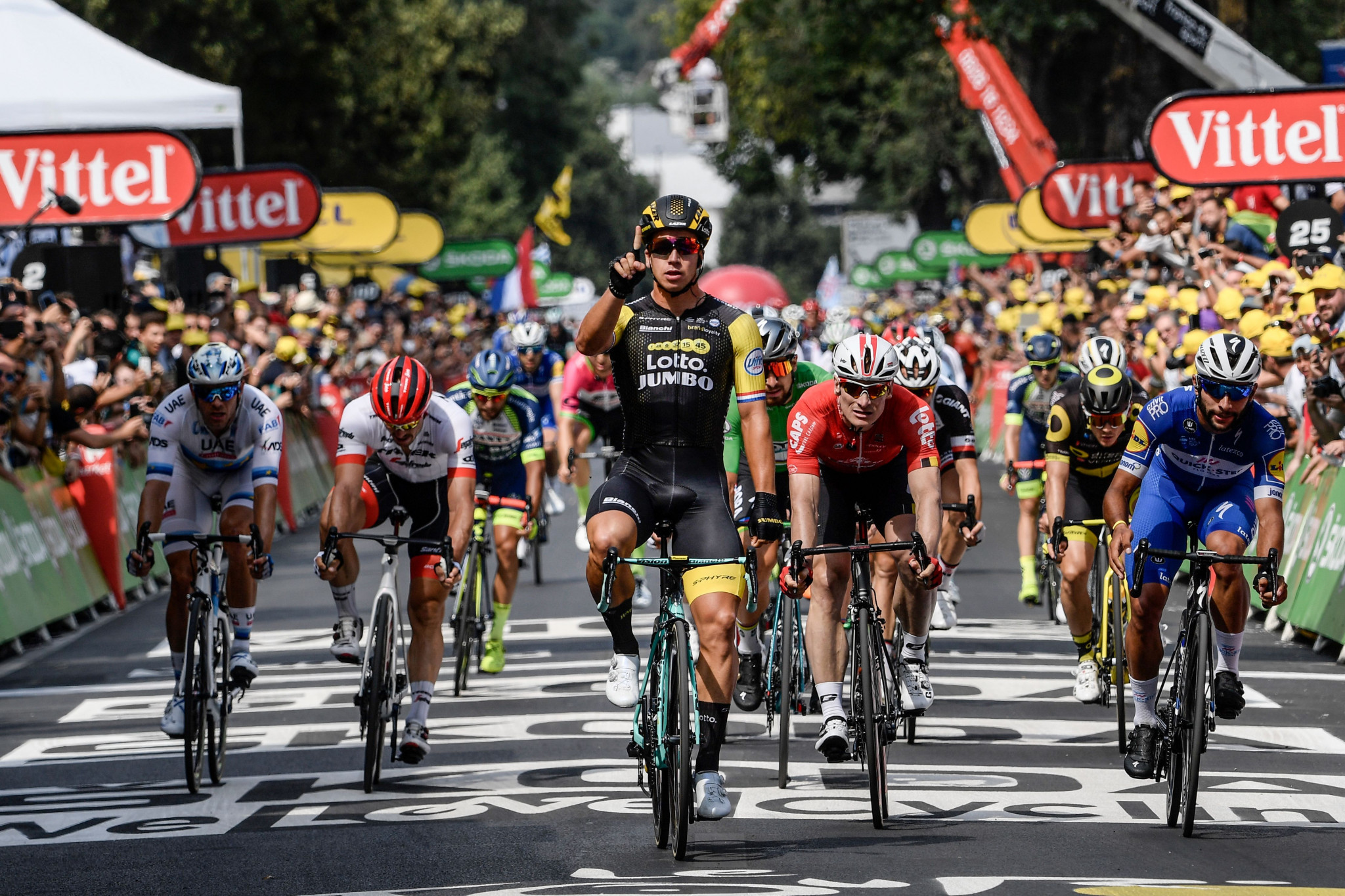 Groenewegen wins second straight sprint stage at Tour de France