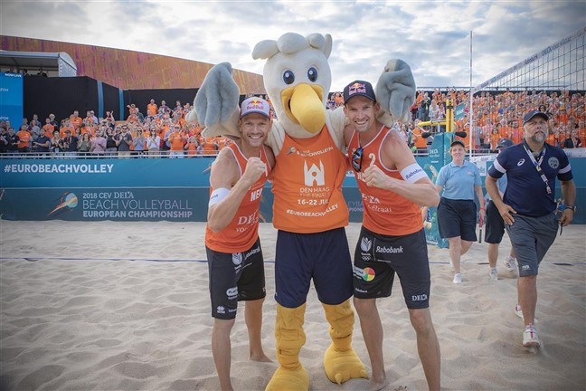 Alexander Brouwer and Robert Meeuwsen of The Netherlands claimed a home win ©CEV