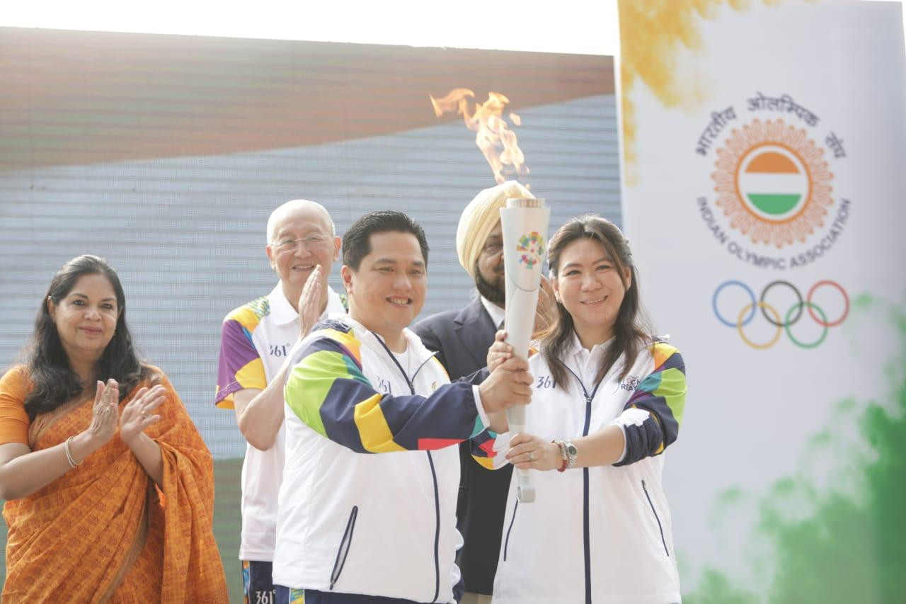 Jakarta-Palembang 2018 President Erick Thohir holds the torch with Indonesian badminton legend Susy Susanti in New Delhi ©OCA