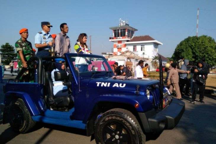 Indonesia's Olympic badminton gold medallist Susy Susanti, right, and the Governor of Yogyakarta, Sultan Hamengkubuwono X, second from right, travel in the Torch Relay convoy at the Indonesian Air Force base after the flame for Jakarta Palembang 2018 arri