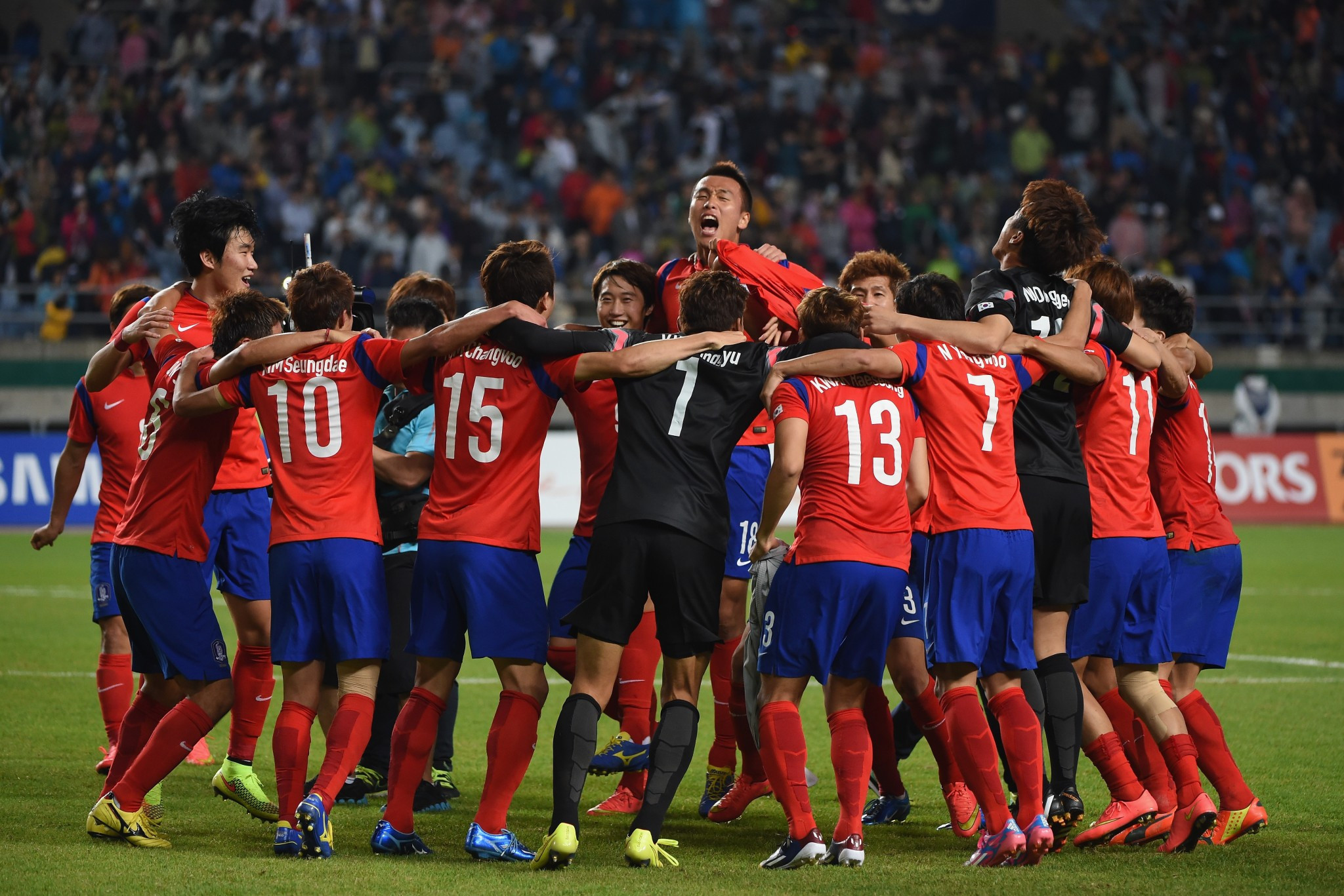 South Korea celebrate winning the Asian Games gold medal in men's football at Incheon 2014 but now will have to find out who they play at this year's tournament at Jakarta Palembang after the AFC ordered a redraw ©Getty Images