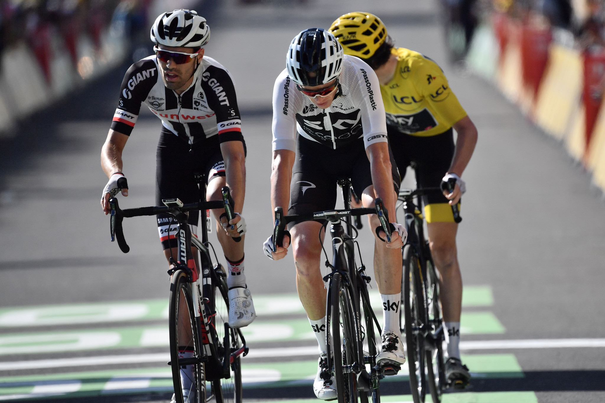 The general classification contenders, including Britain's defending champion Chris Froome, centre, and the current yellow jersey in the race, Geraint Thomas, right, finished together on the stage ©Getty Images