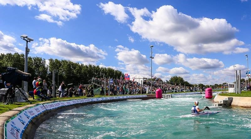 A large crowd cheered on the canoeists ©ICF