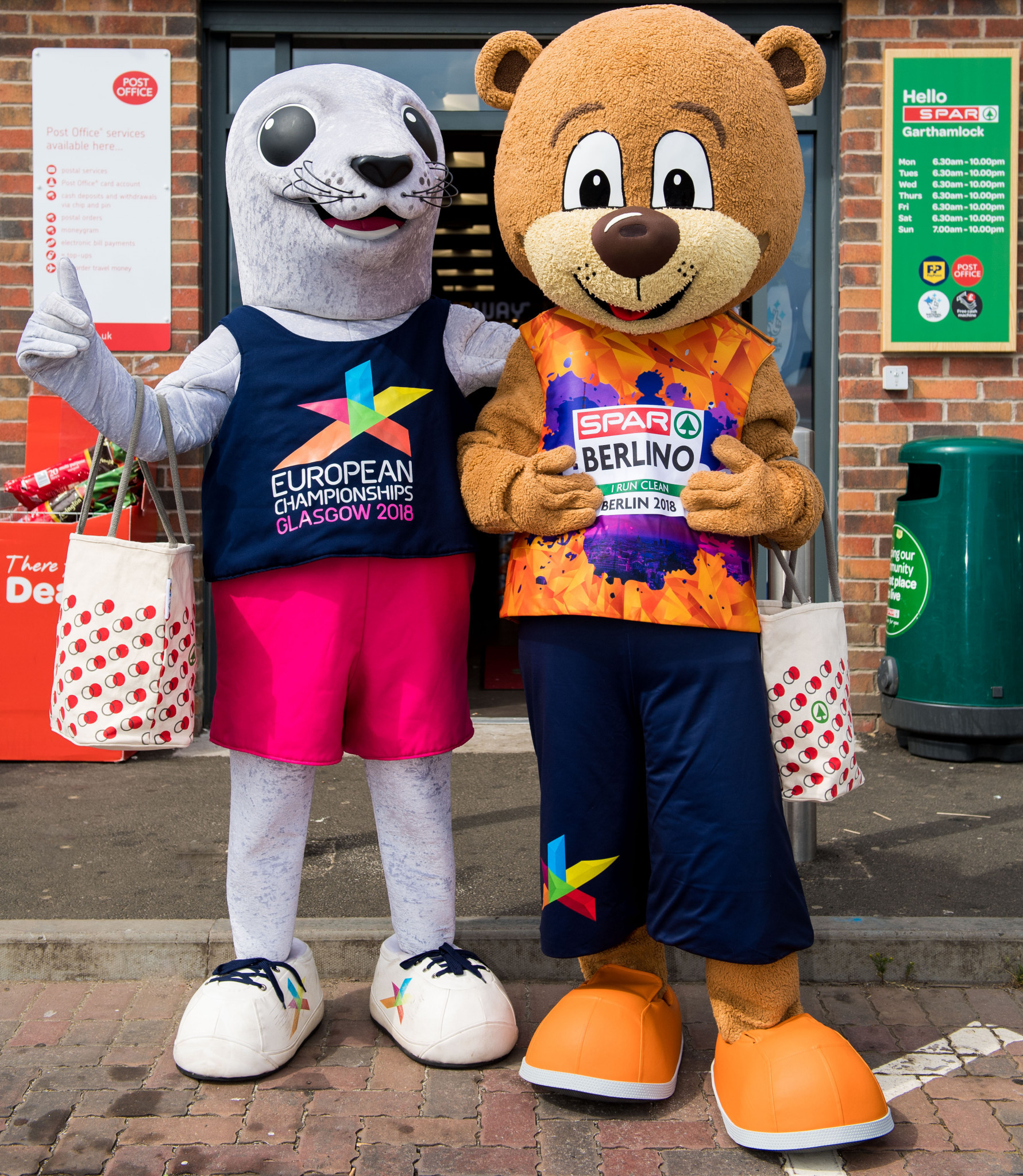 Glasgow and Berlin mascots Bonnie, left, and Berlino, right, visited a SPAR shop in the Scottish city to mark the arrival of the European Championships latest sponsor ©Glasgow 2018 