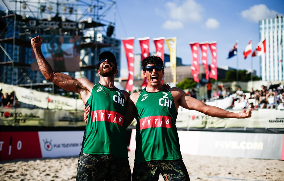 Chile's Grimalt cousins experienced the golden feeling at the FIVB Beach Volleyball World Tour Tokyo Open event ©FIVB