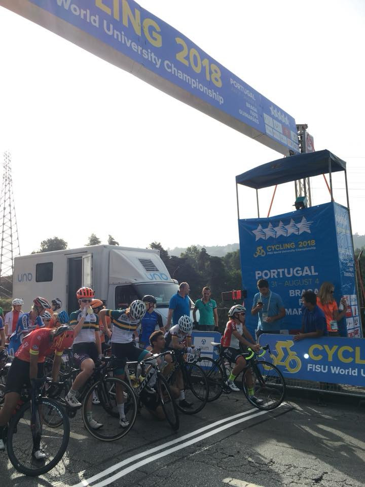 The women's field prepare for the start in sweltering conditions ©WU Cycling
