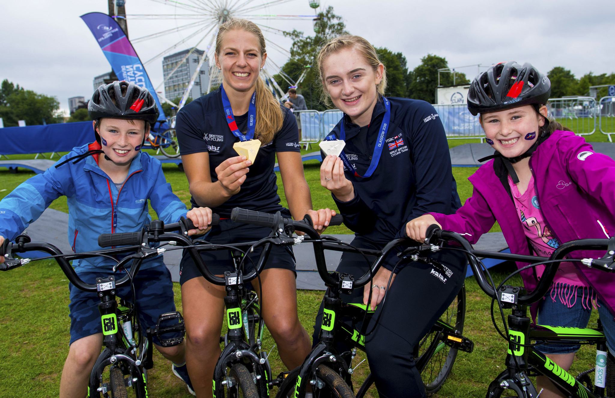 Team pursuit champion Neah Evans and scratch race silver medallist Emily Kay also visited the Green ©Glasgow 2018