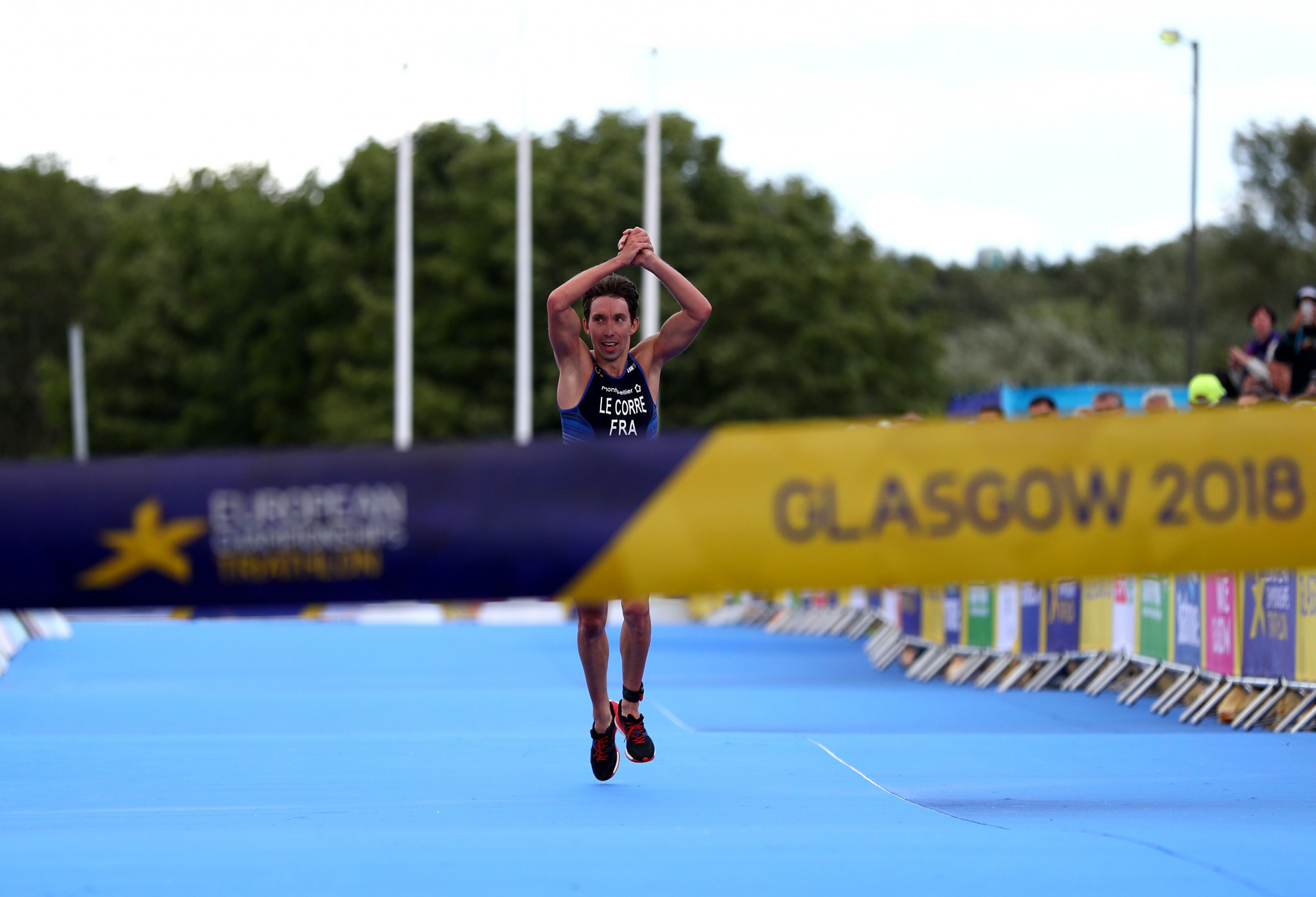 Le Corre clinches men's European Championships triathlon title as Alarza charges to second