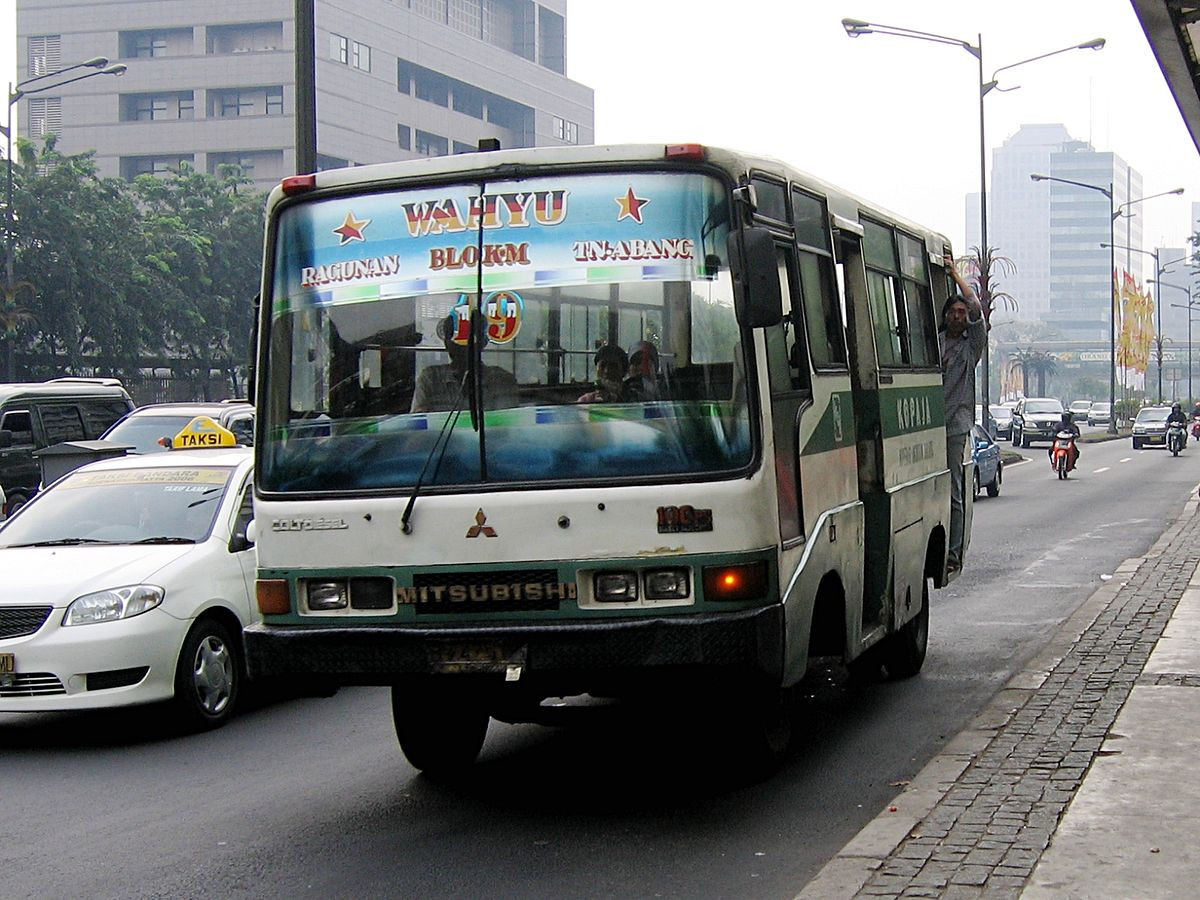 Public mininbuses in Jakarta are notorious for the amount of pollution they generate ©Wikipedia