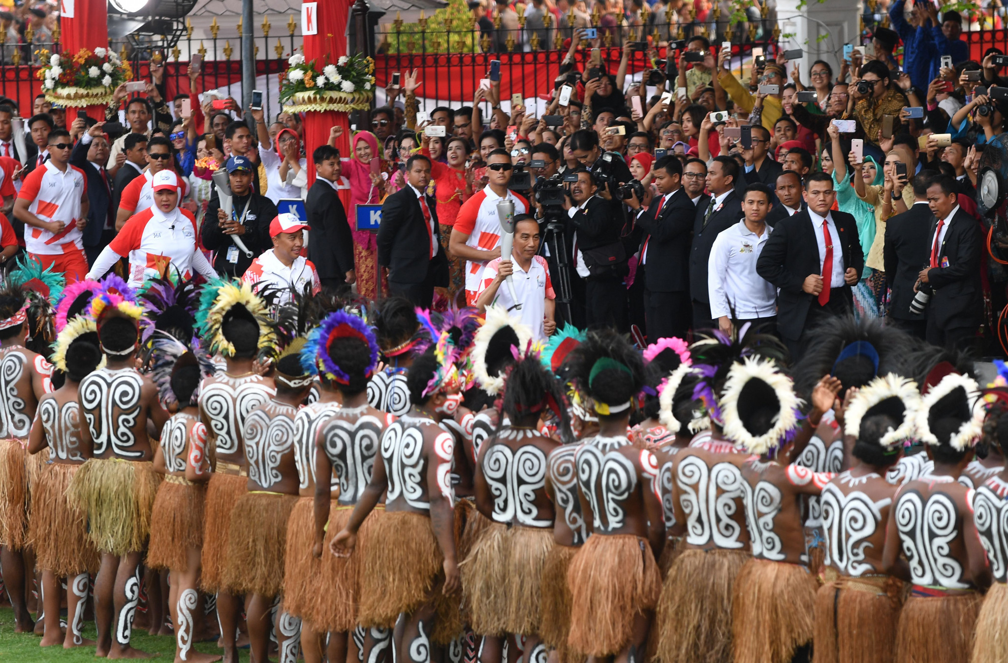 People turned out in their numbers to see Widodo carry out his leg of the Torch Relay ©Getty Images