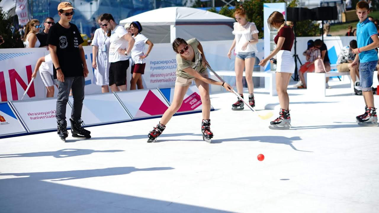 An ice rink was set up at the VK Fest, where visitors could try sports including ice hockey and curling ©Krasnoyarsk 2019